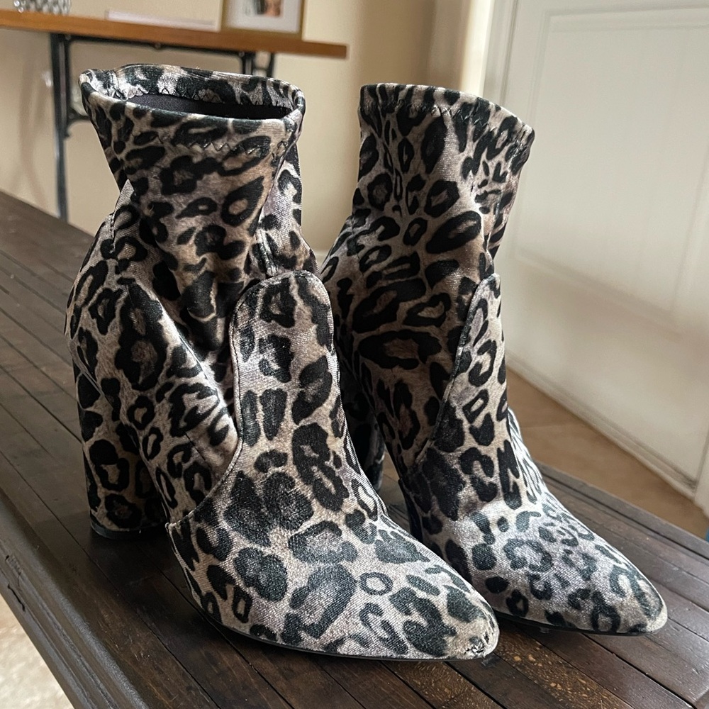 Women’s ankle boot - velvet - size 6